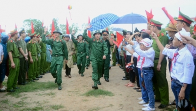 Các tân binh hồ hởi lên đường nhập ngũ.